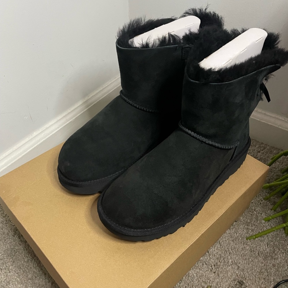 Authentic WOMEN SIZE 8 BLACK UGGS BOW
